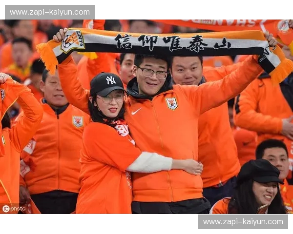 橙色荣耀与坚韧奇迹的碰撞：鲁能VS毅腾，那场关于信仰的绿茵史诗